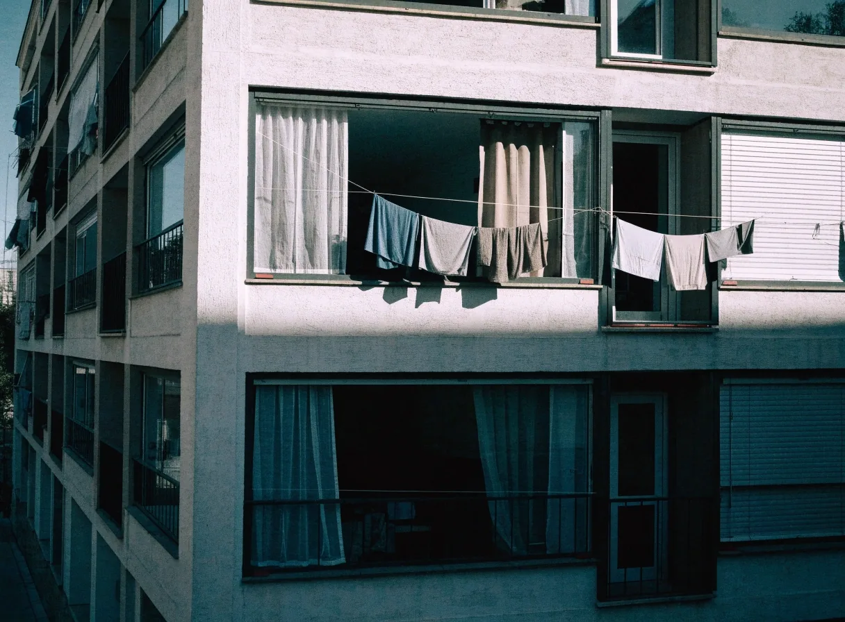 Fachada de un bloque de viviendas en una ciudad española a mediodía